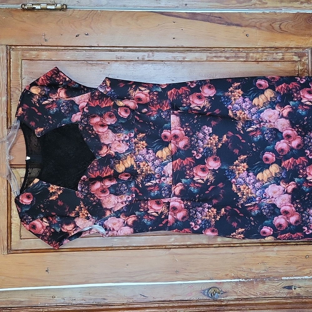 Women Dress - Picture 2 of 7